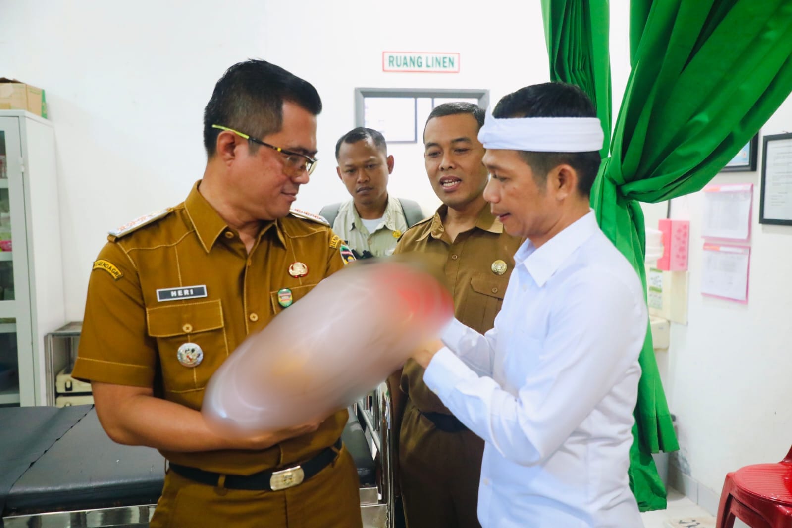 Bupati Om Zein Jenguk Bayi yang Diduga Dibuang Orang Tuanya, Tunjuk Camat Kota Jadi Bapak Asuh