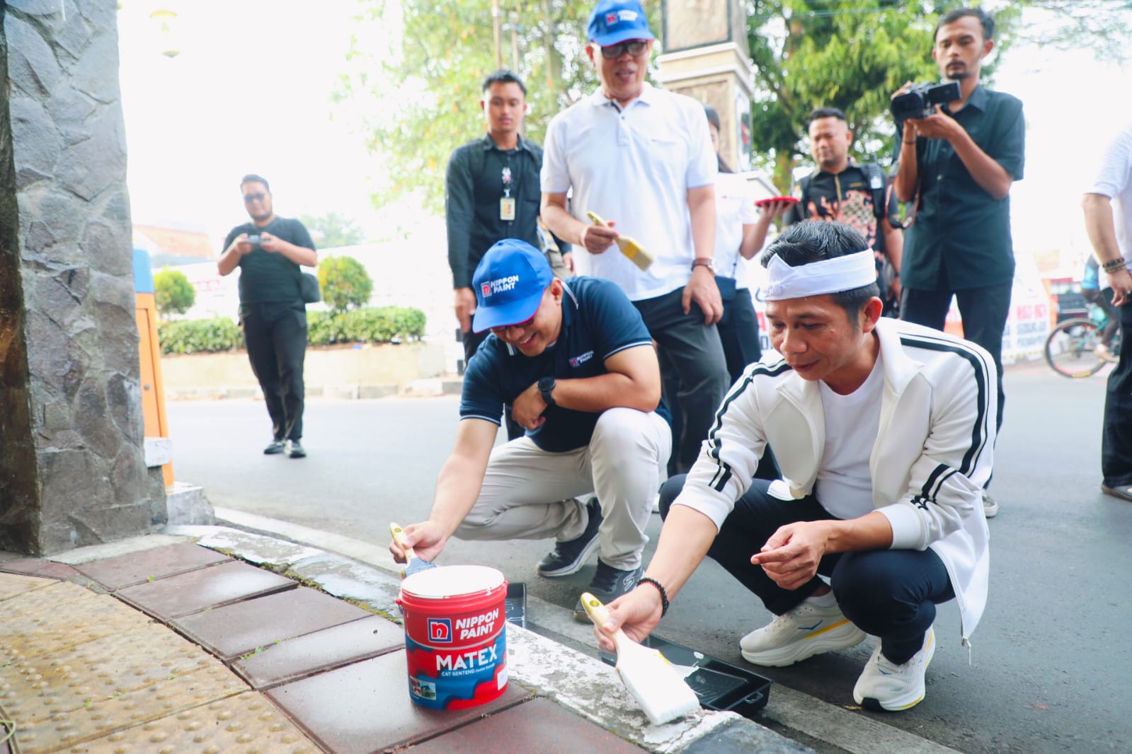 Turun ke Jalan, Om Zein Pimpin Ngosrek dan Pengecatan Trotoar Bersama OPD